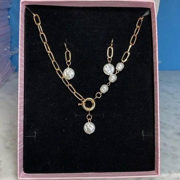 1 Pair Of Earrings and one Necklace Stylish Jewelry Set Paperclip Chain. - Picture 3 of 4